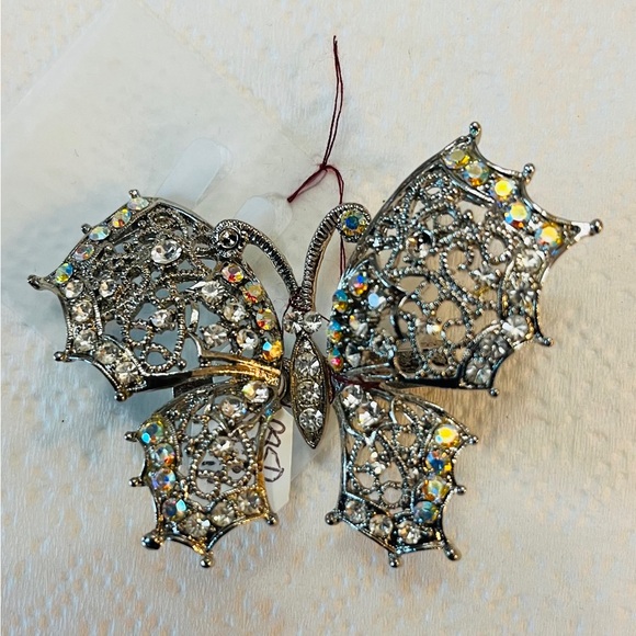 Beautiful Butterfly Brooch-pin with Aurora borealis crystals movable wings! - Picture 3 of 7